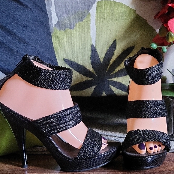 Carlos by Carlos Santana Black Heels with Elegant Design - Picture 2 of 10